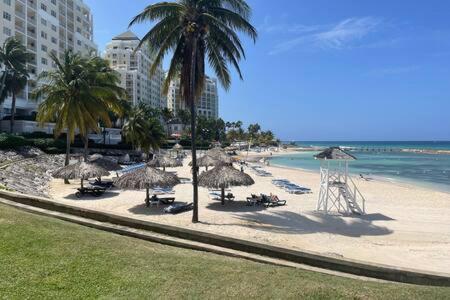 Hospitality Expert Jagger - Tour Pool Bar Inn Montego Bay