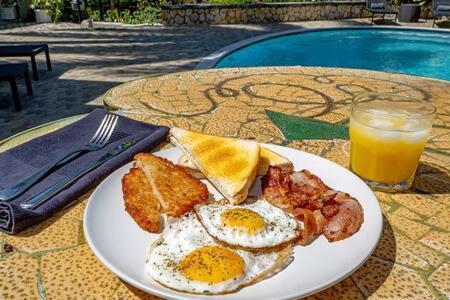 Inn Hospitality Expert Jagger - Tour Pool Bar Montego Bay