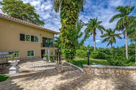 Inn Hospitality Expert Jagger - Tour Pool Bar Montego Bay
