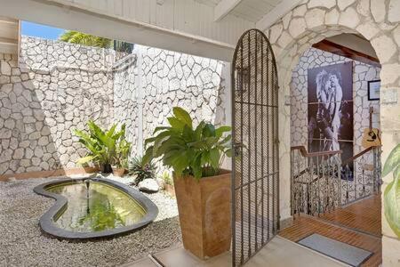 Hospitality Expert Jagger - Tour Pool Bar *