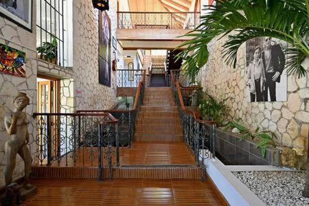 Hospitality Expert Jagger - Tour Pool Bar