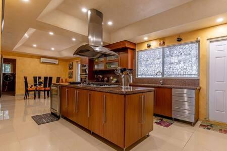 Hospitality Expert Stonehenge - 5br Mansion Montego Bay