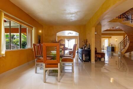 Hospitality Expert Stonehenge - 5br Mansion Villa
