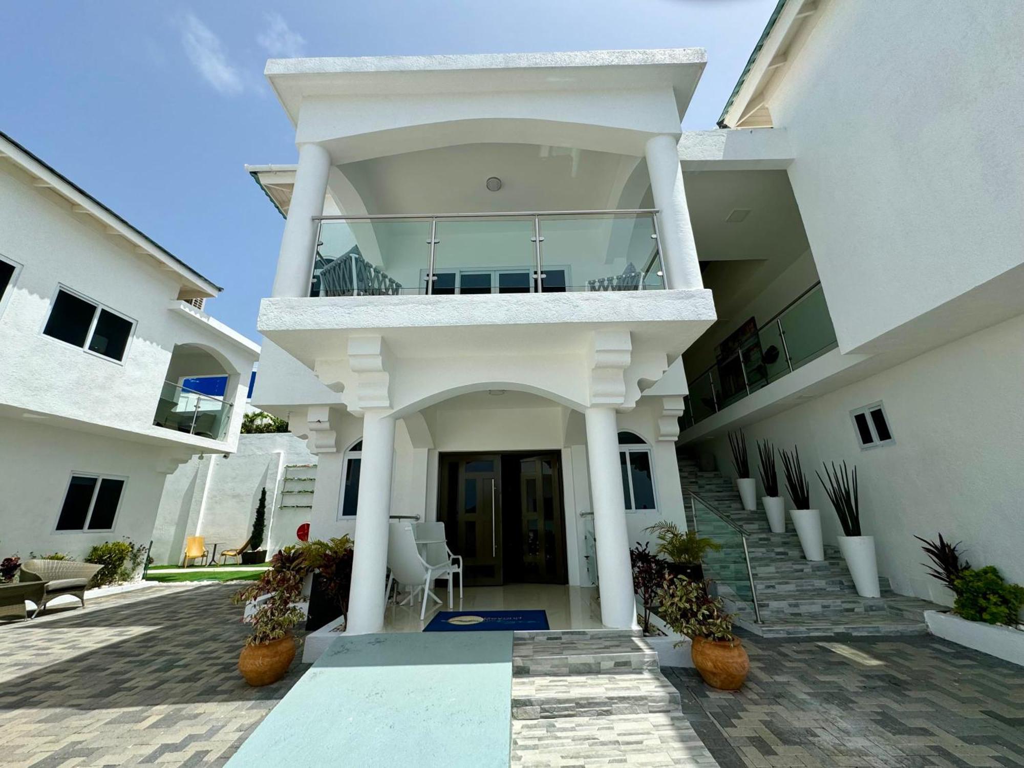 Hospitality Expert Bts 3 - Pool & Bar Montego Bay