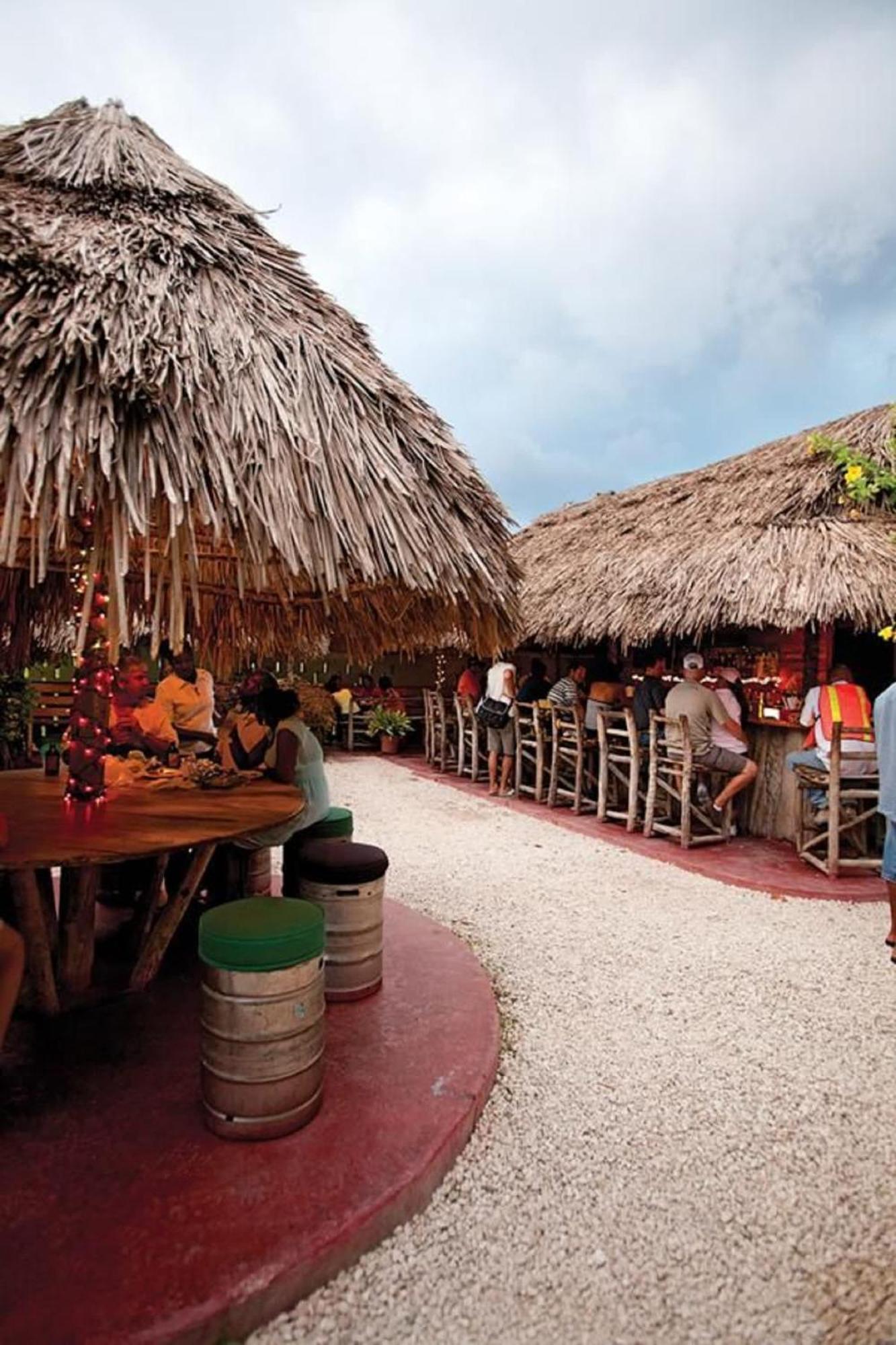Hospitality Expert Bts 5 - Pool & Bar Montego Bay