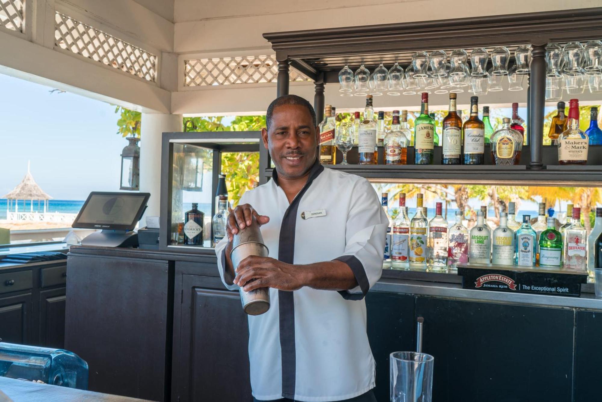 Hospitality Expert Bts 4 - Pool & Bar *
