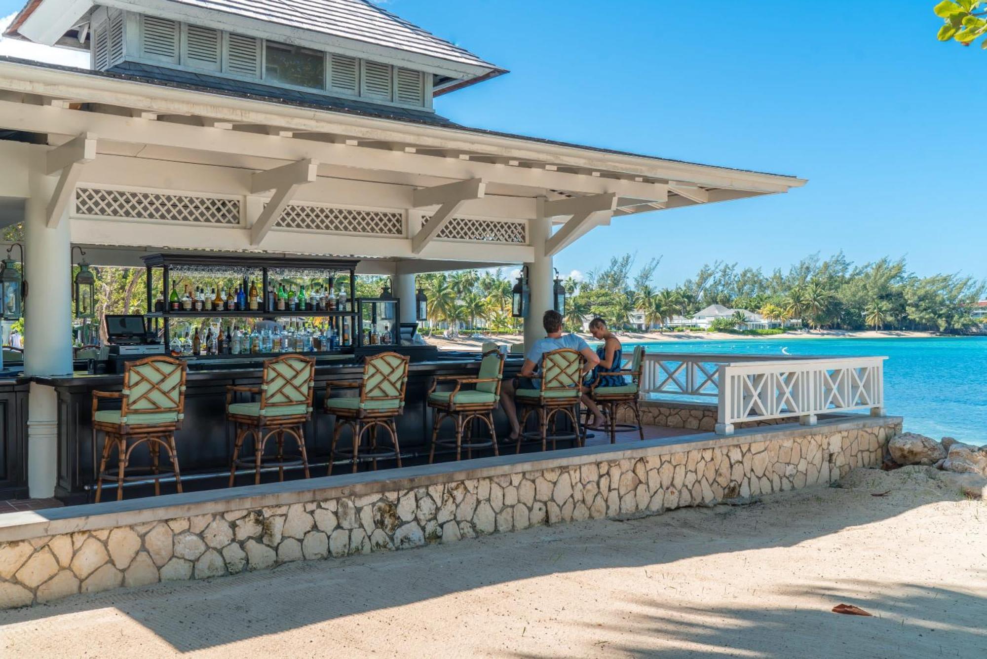 Inn Hospitality Expert Bts 4 - Pool & Bar