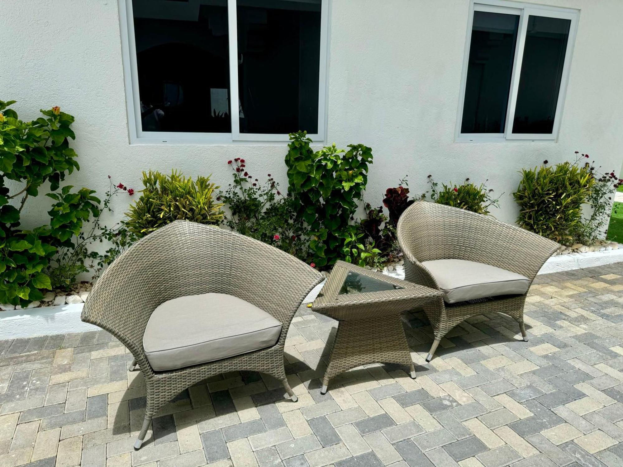 Inn Hospitality Expert Bts 4 - Pool & Bar