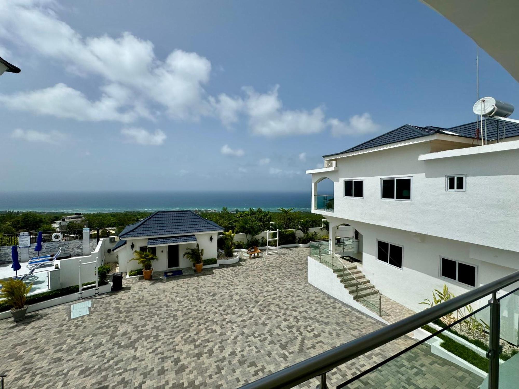 Hospitality Expert Bts 4 - Pool & Bar * Montego Bay