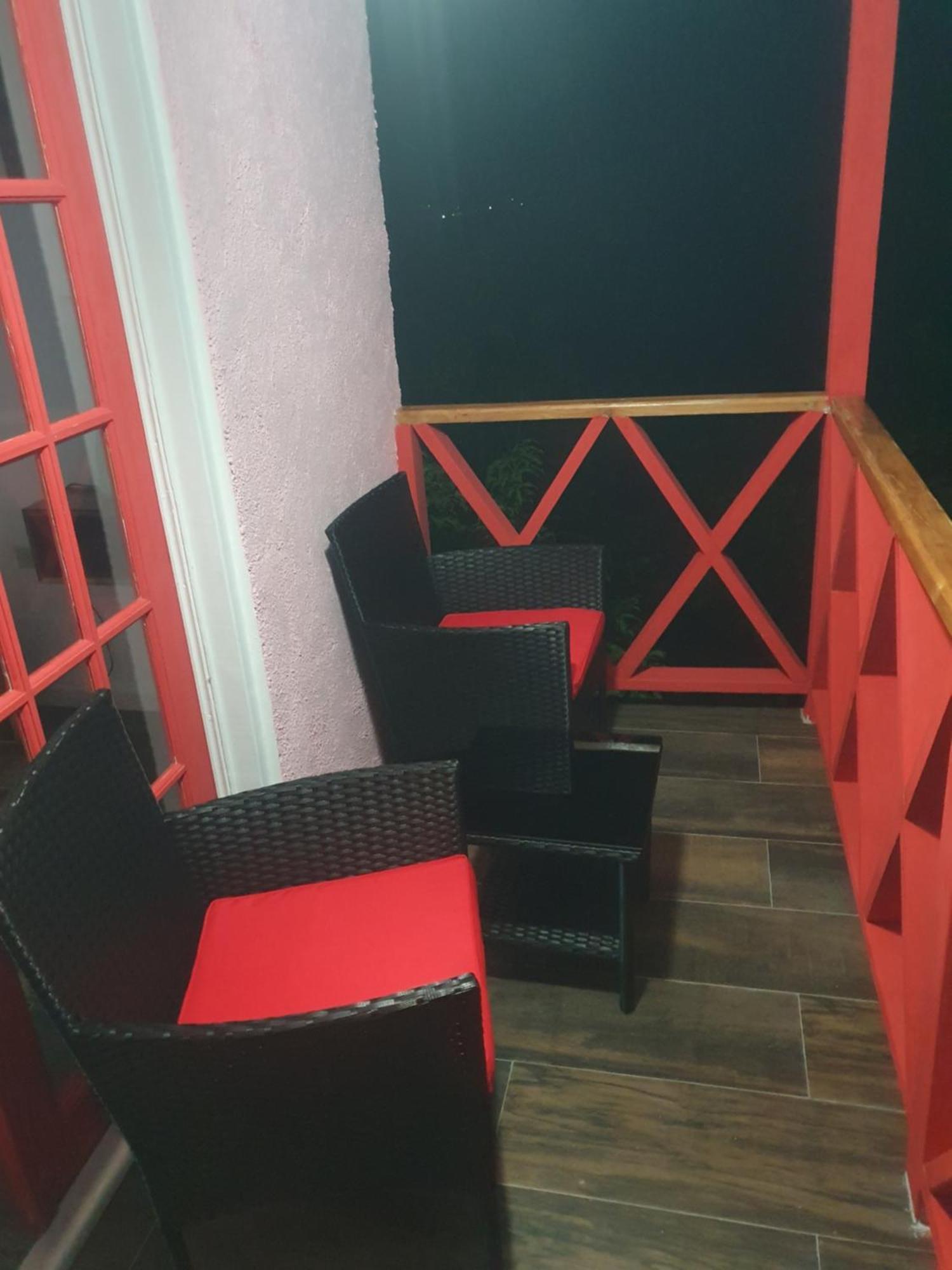 Kai's Place At Tim Pappies 3rd Floor Luxury Apartment Port Antonio
