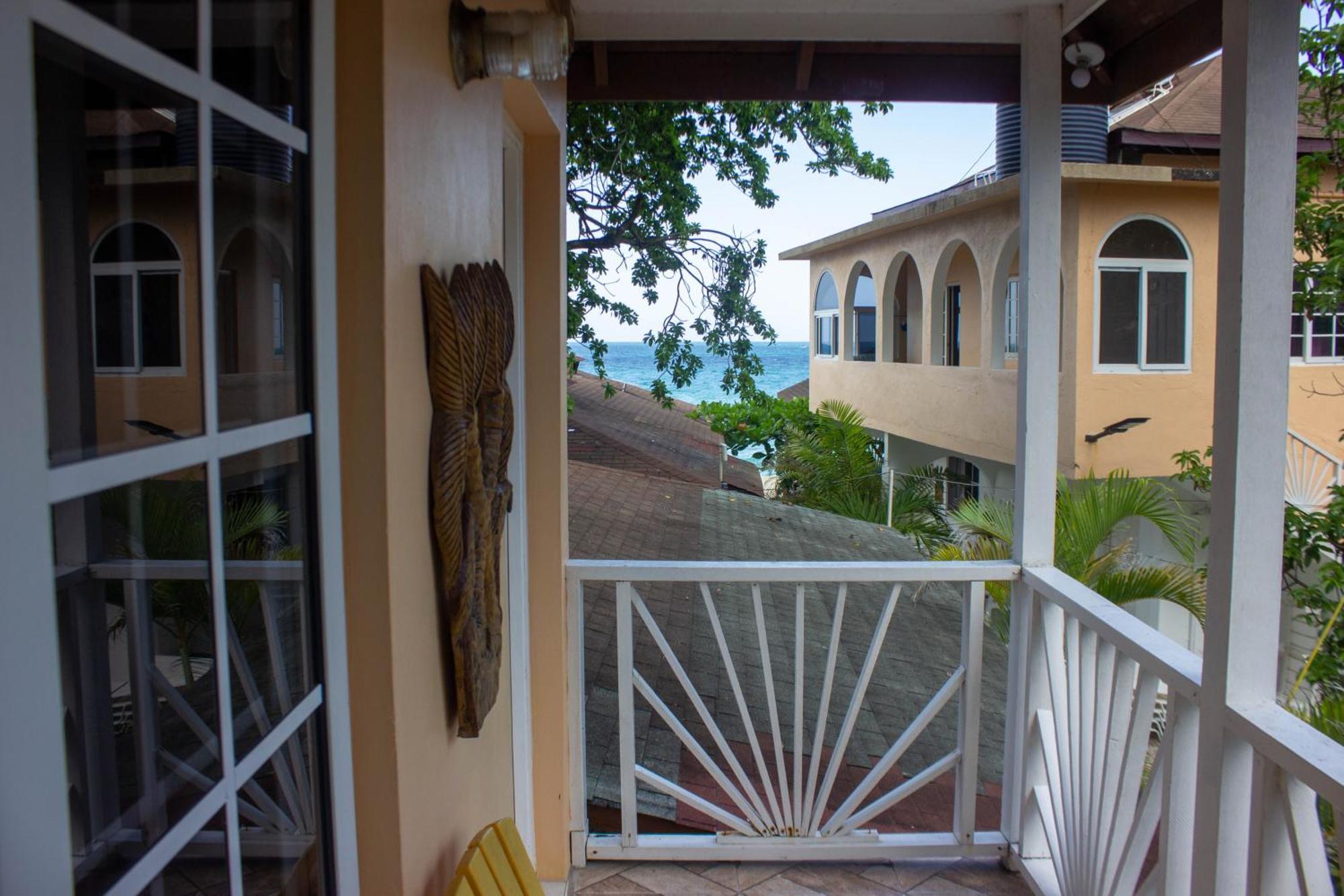 Mom's Place Hotel 4*