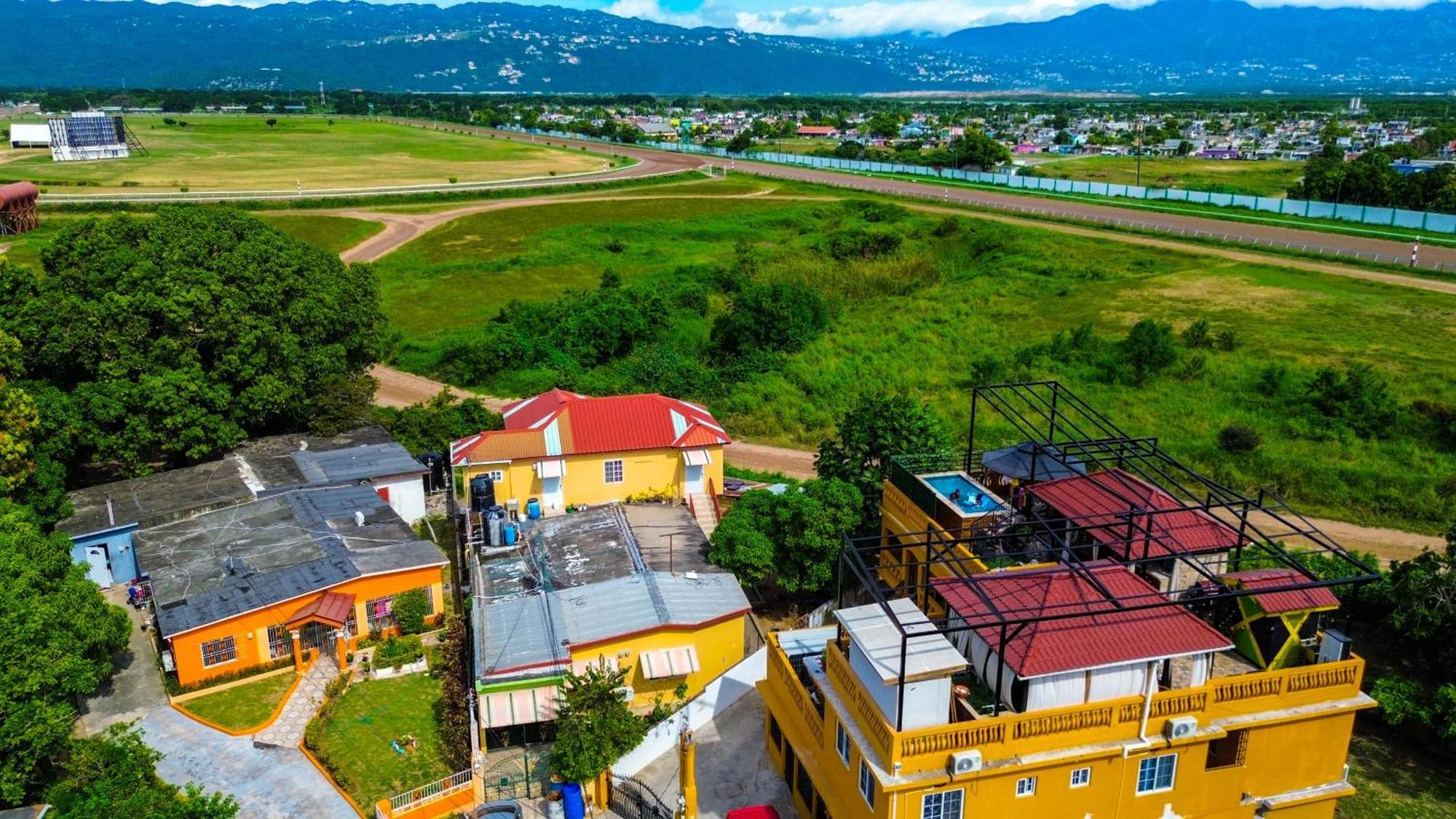 Sunlandvilla Guest house Portmore