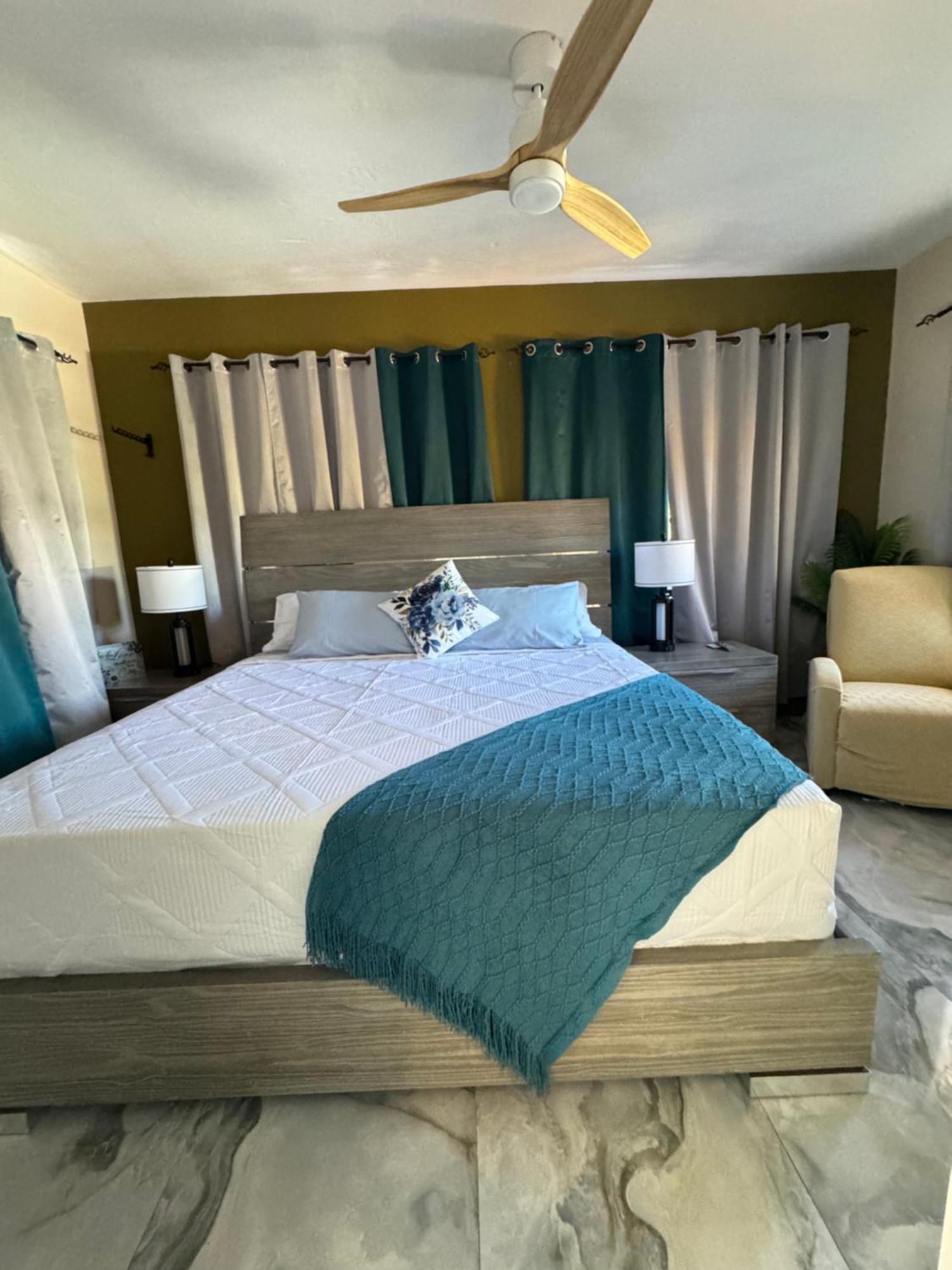 Sunlandvilla Guest house Portmore