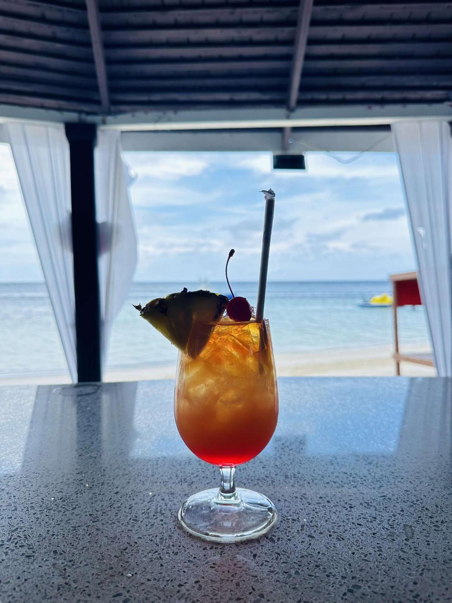 Hospitality Expert Bts 5 - Pool & Bar * Montego Bay