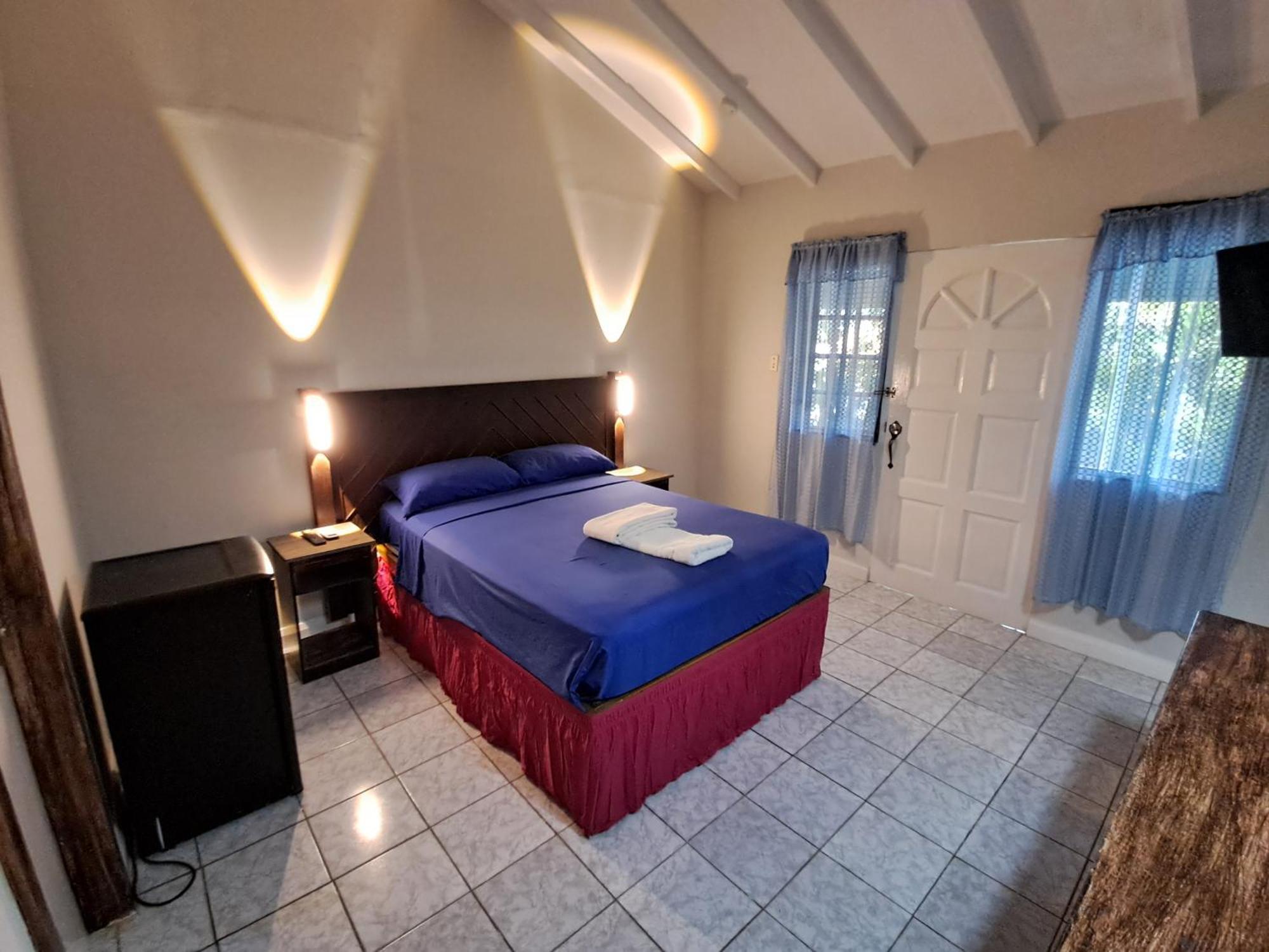 Hotel Mom's Place 4*