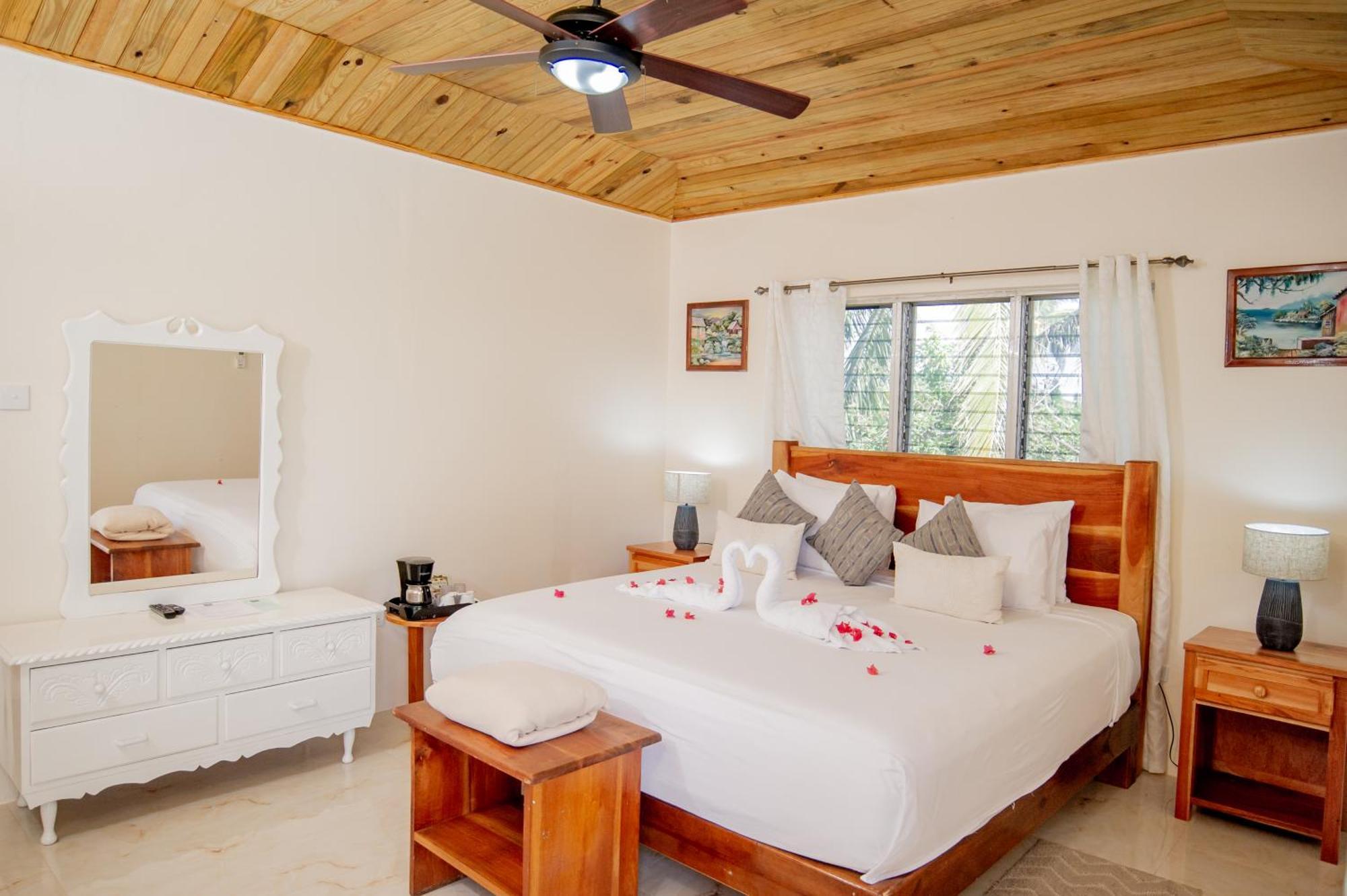 Bed & Breakfast Beyond Sunset & Treasure Beach