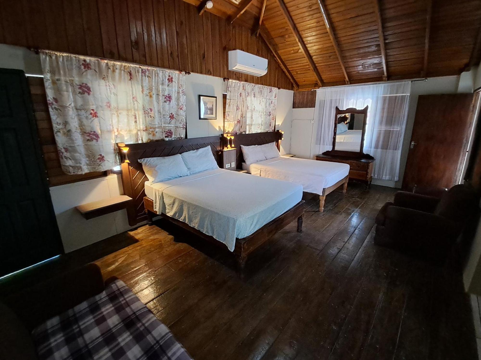 Mom's Place Hotel 4*