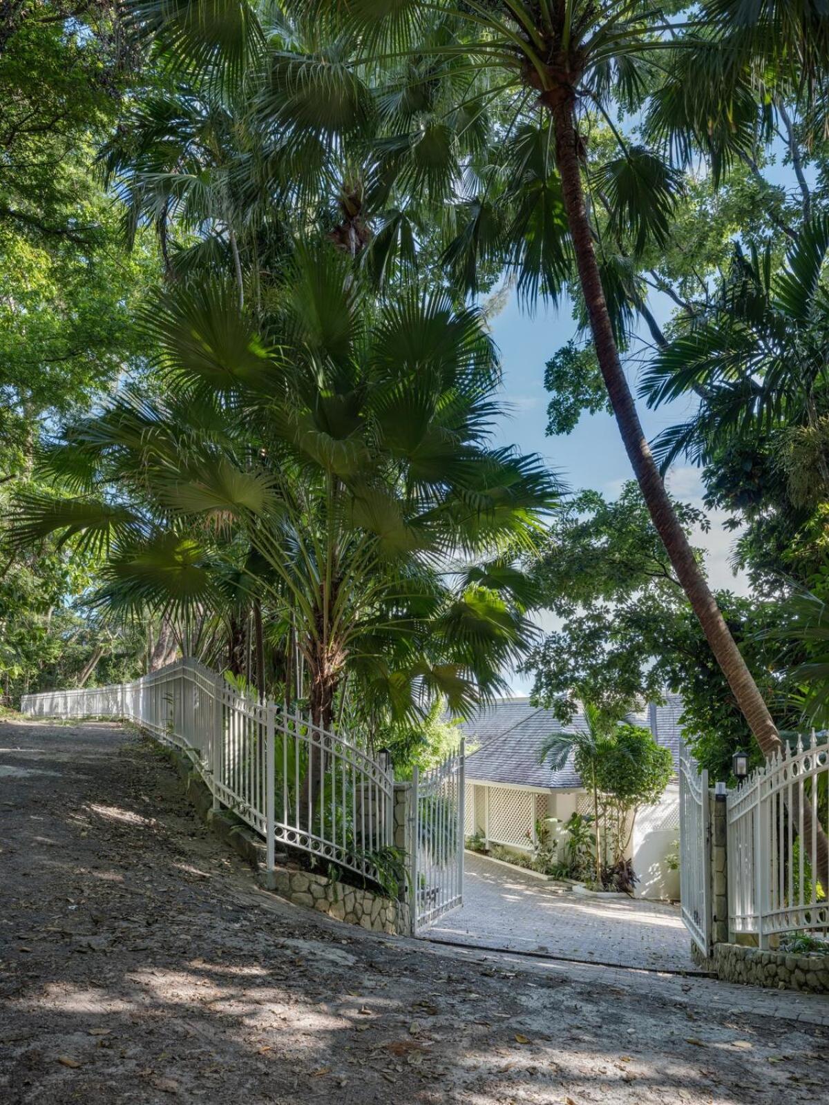 Villa Jamille - Stunningly Designed With Pool, Sauna, & Ocean Views *