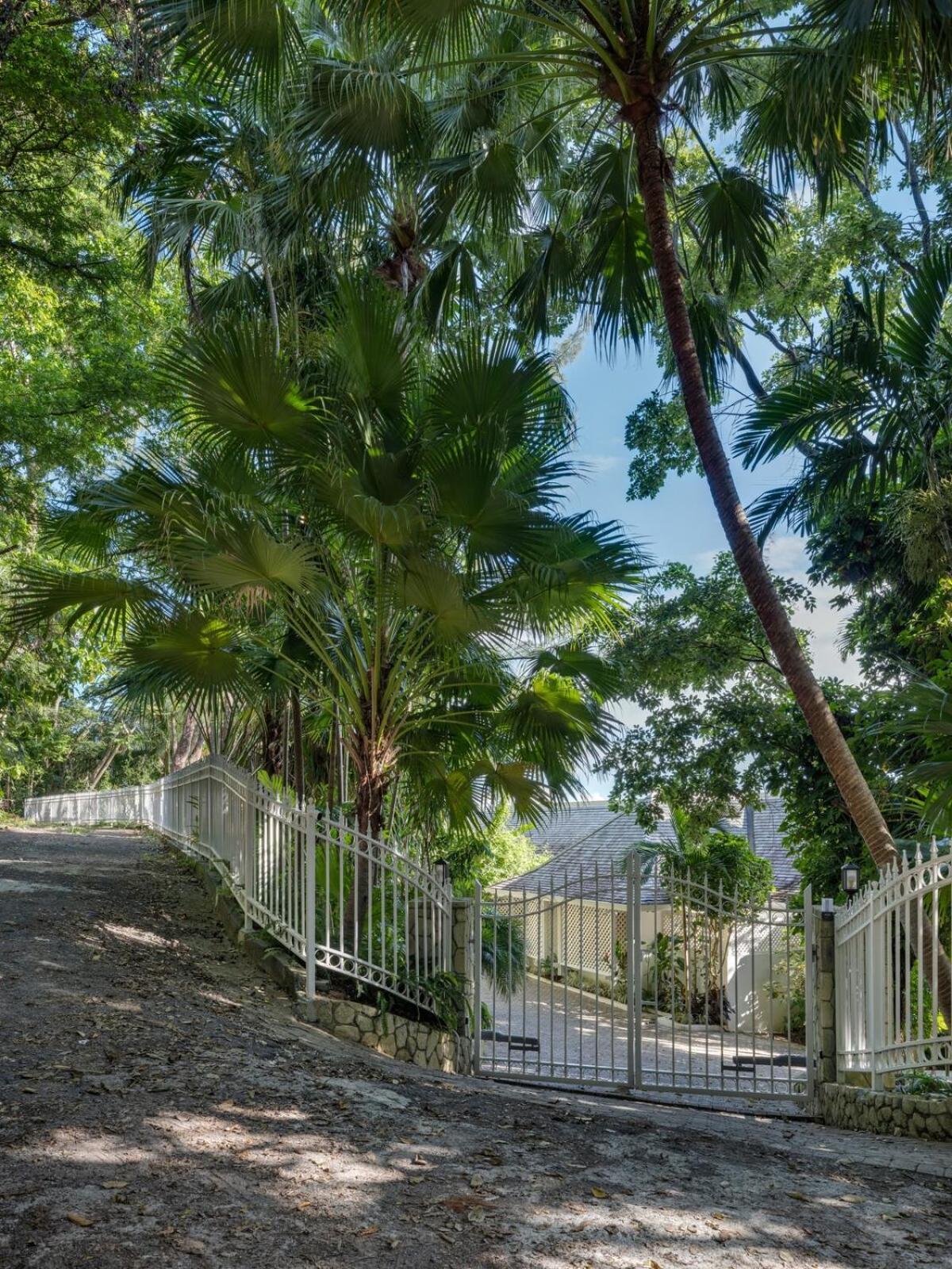 Villa Jamille - Stunningly Designed With Pool, Sauna, & Ocean Views *
