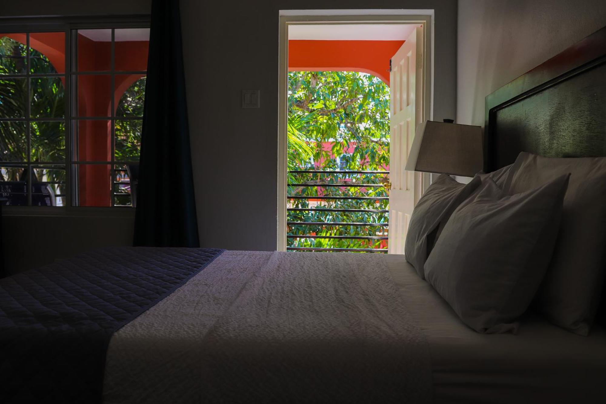 Paradise On The Rocks Hotel Negril