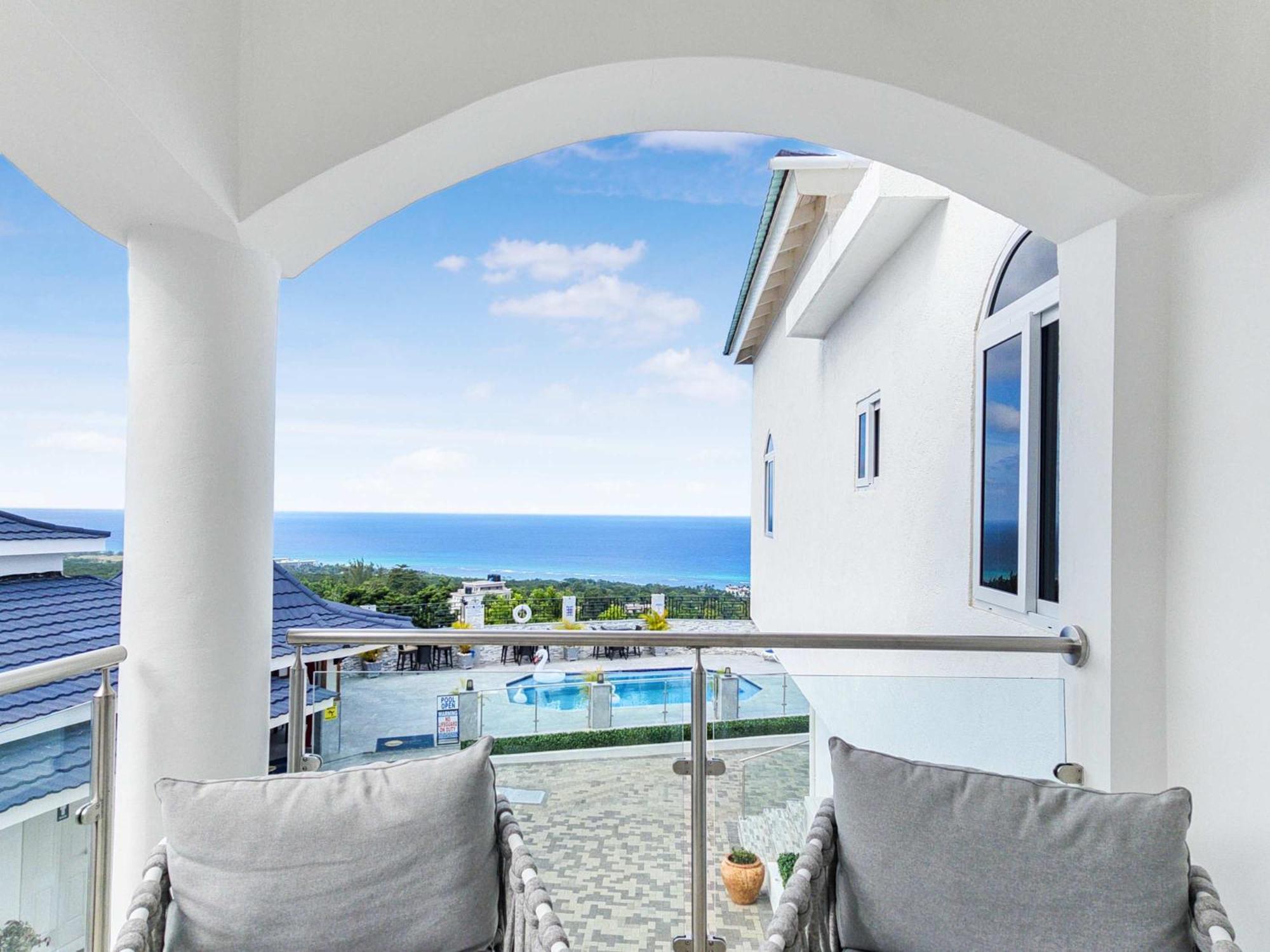 Hospitality Expert Bts 5 - Pool & Bar Montego Bay