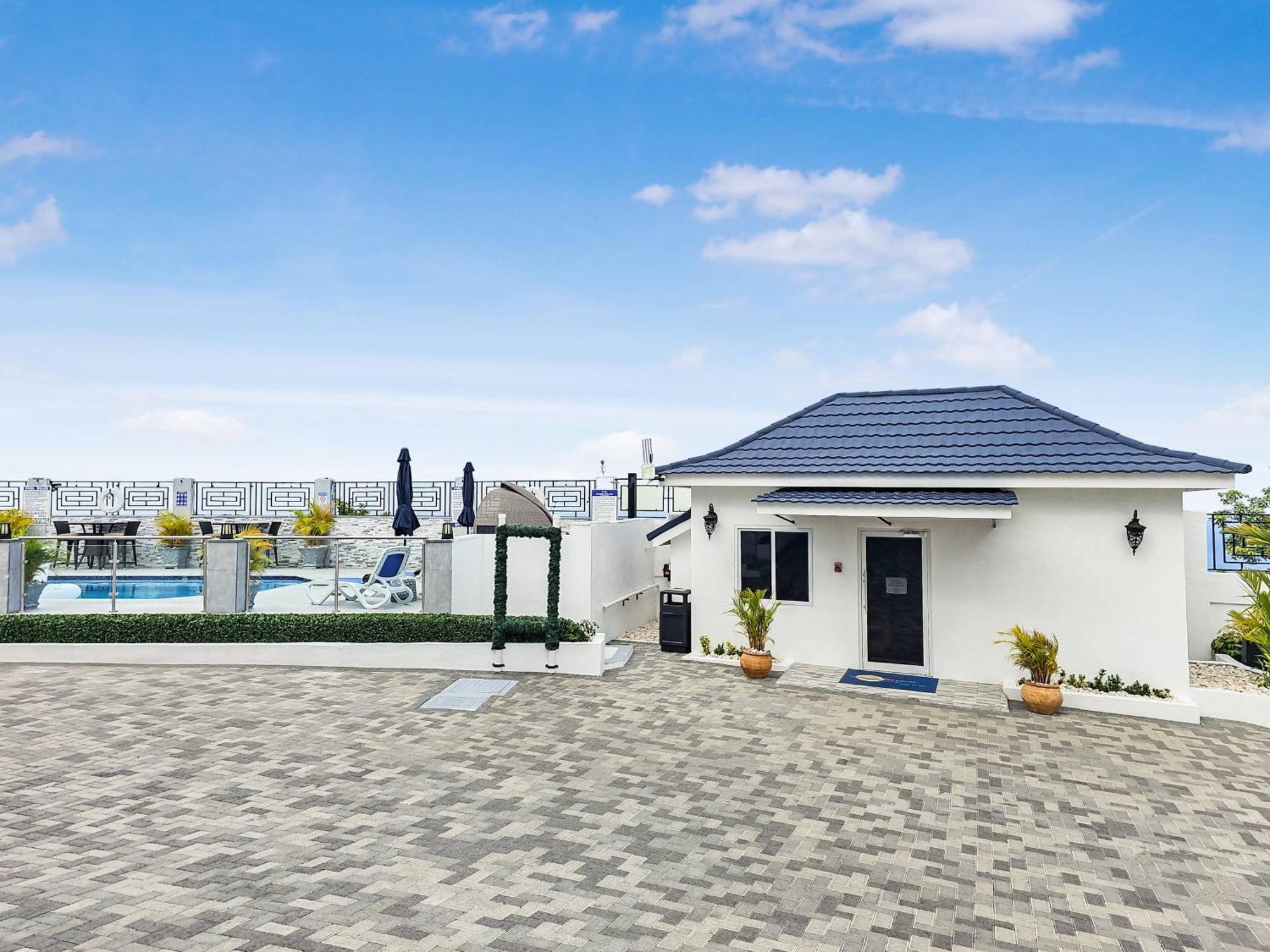 Hospitality Expert Bts 4 - Pool & Bar * Montego Bay