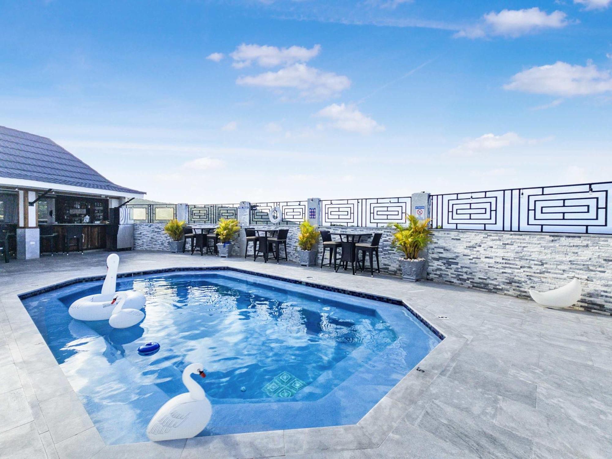 Hospitality Expert Bts 4 - Pool & Bar