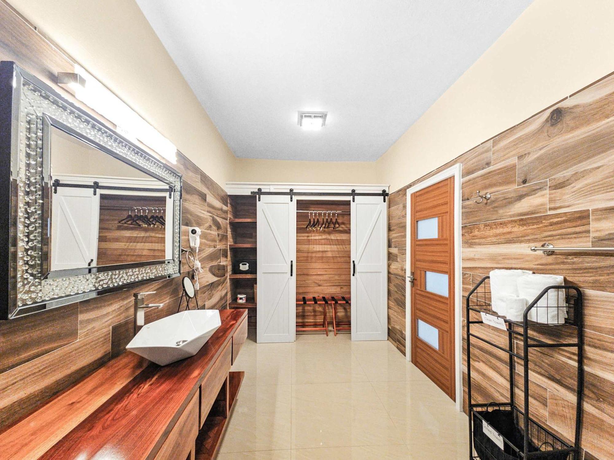 Hospitality Expert Bts 3 - Pool & Bar Inn Montego Bay