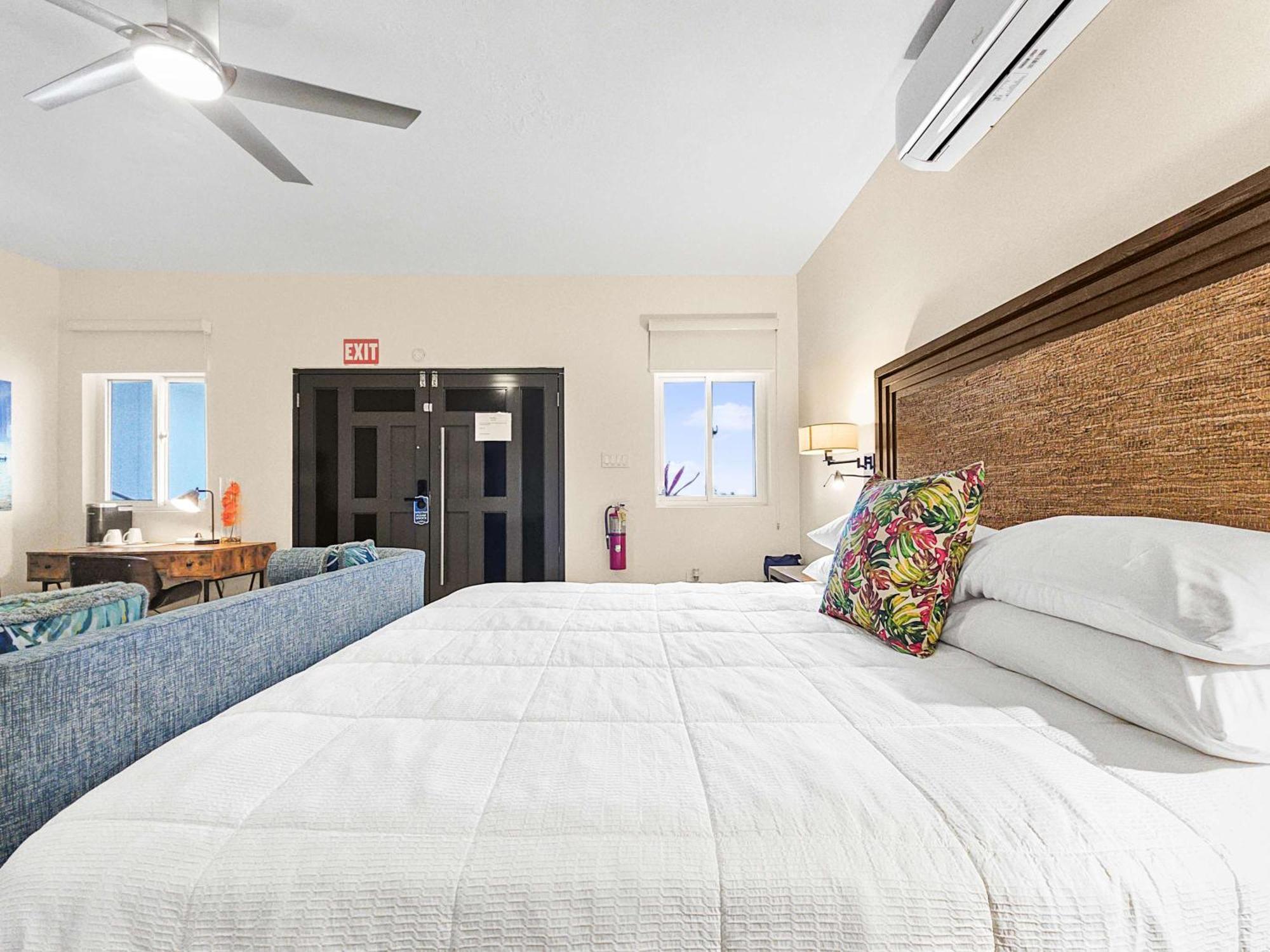 Inn Hospitality Expert Bts 3 - Pool & Bar Montego Bay