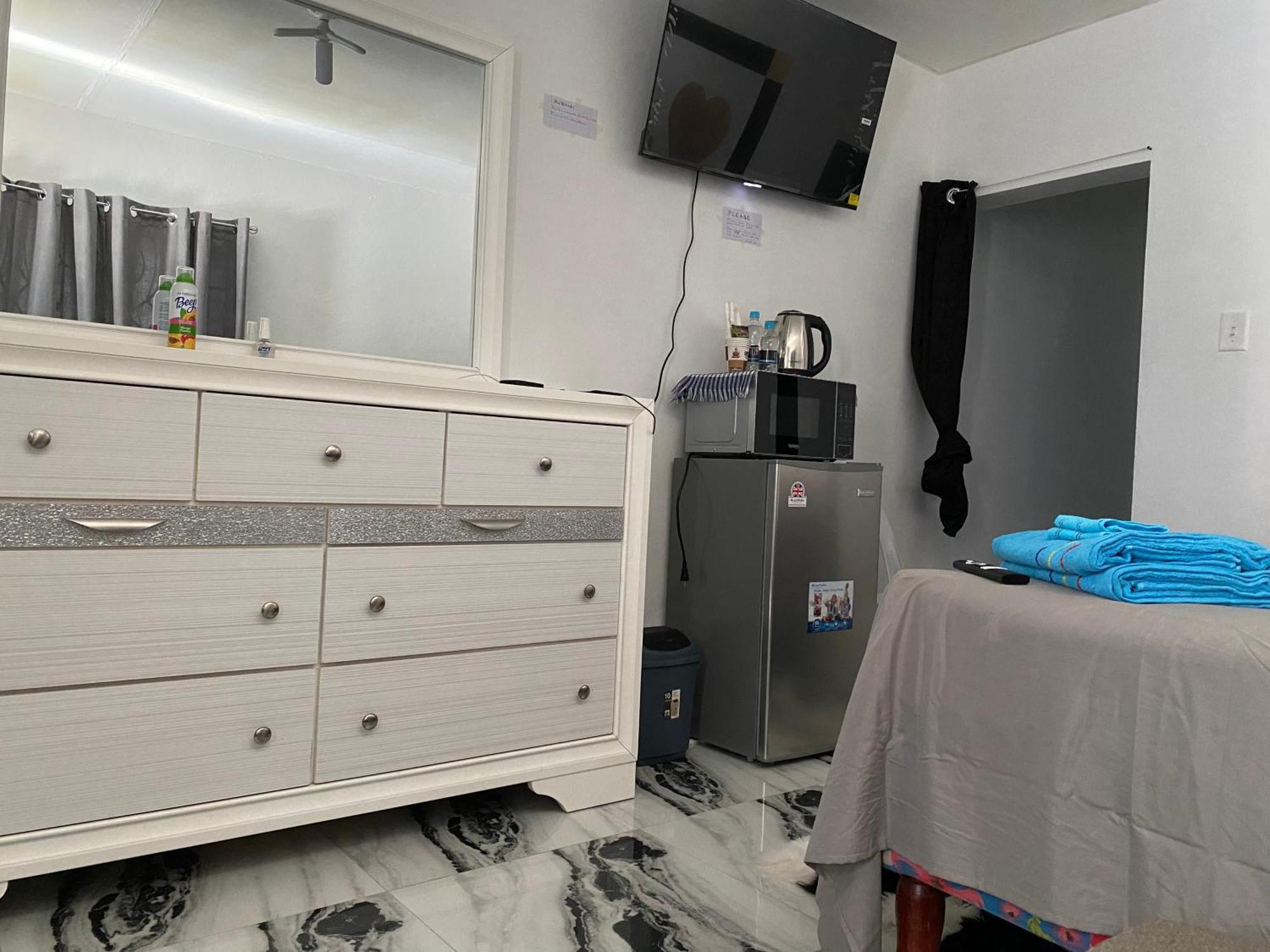 Whiteroom Sparks Guest house Spanish Town