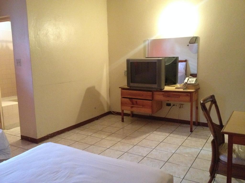 Hotel Olympia Crown Kingston