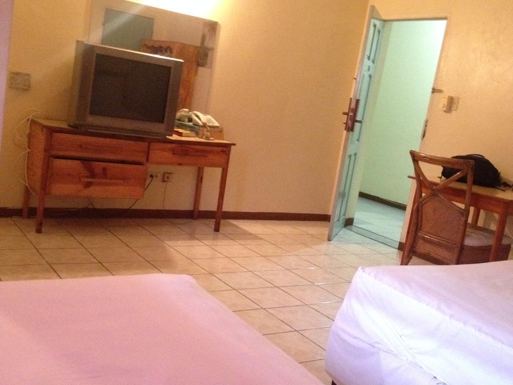 Hotel Olympia Crown Kingston
