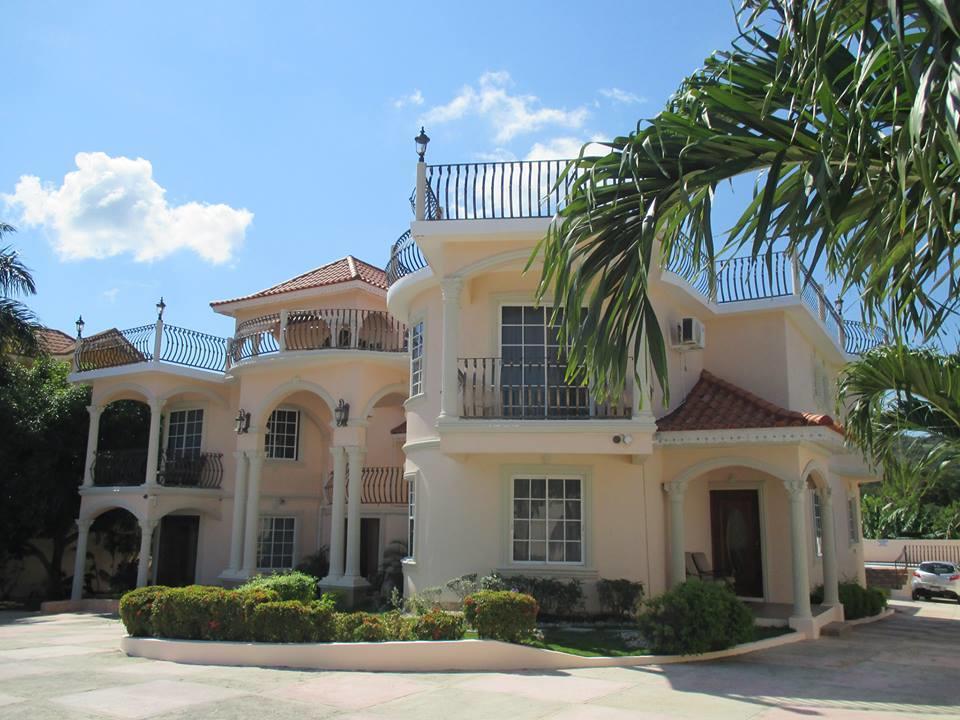 Pinnacle View Estate Micaila