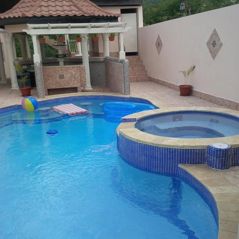 Pinnacle View Estate Micaila