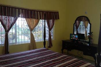 Hotel Chateau De La Rose Montego Bay