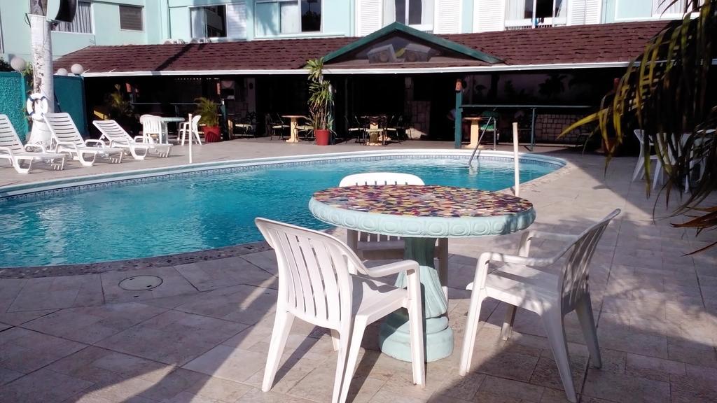 Doctors Cave Hotel