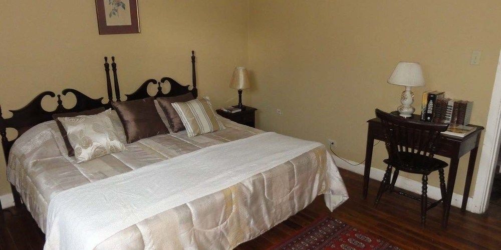 Bed & Breakfast June Plum
