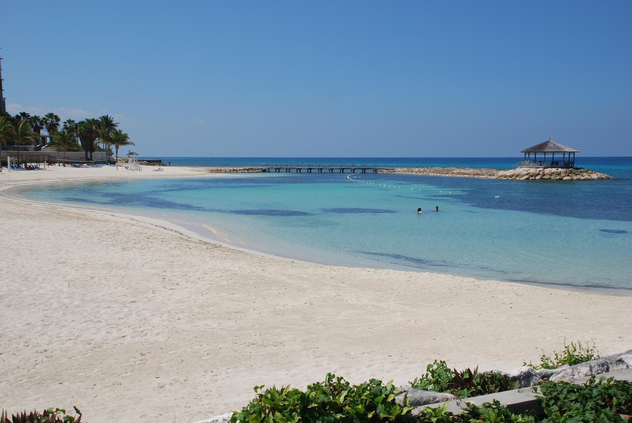 Luxury Sleeps 6, Access, Villa Montego Bay