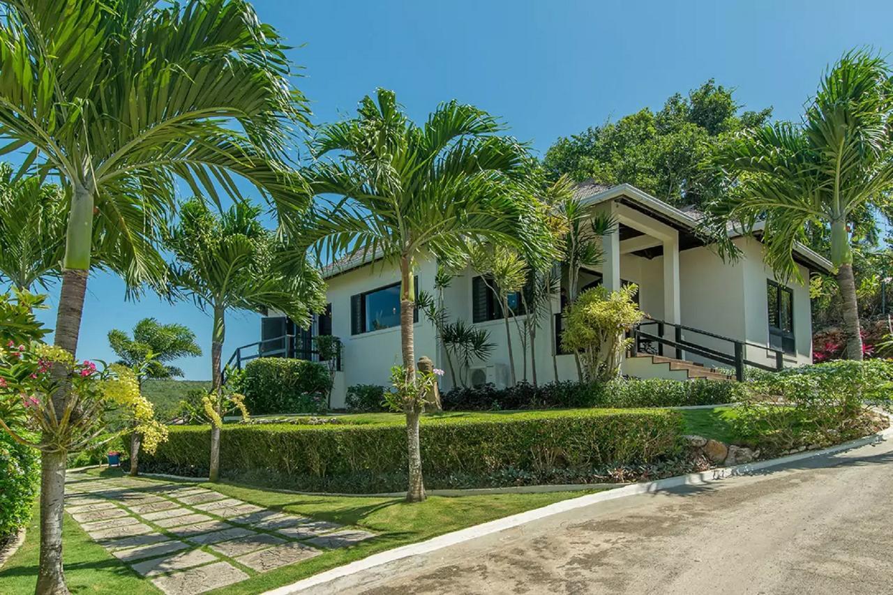 Villa Luxury Sleeps 6, Access, Montego Bay