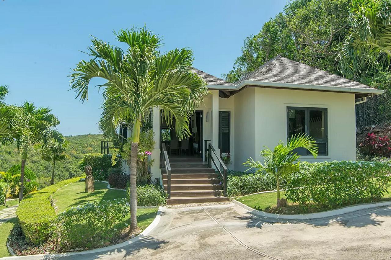 Villa Luxury Sleeps 6, Access, Montego Bay