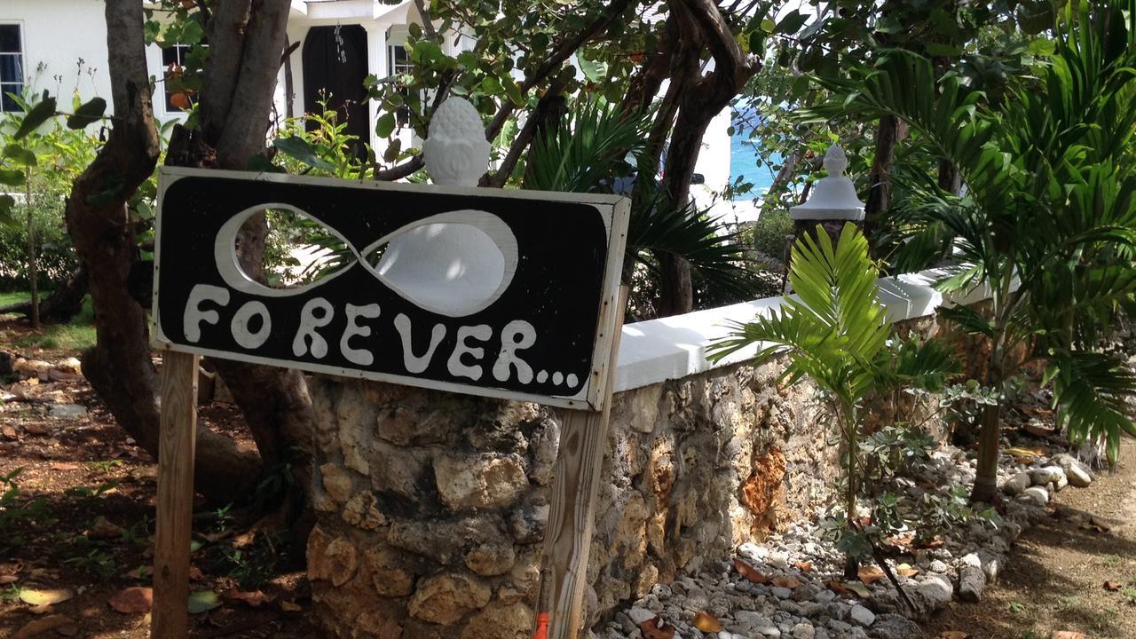 Forever Inn Robins Bay