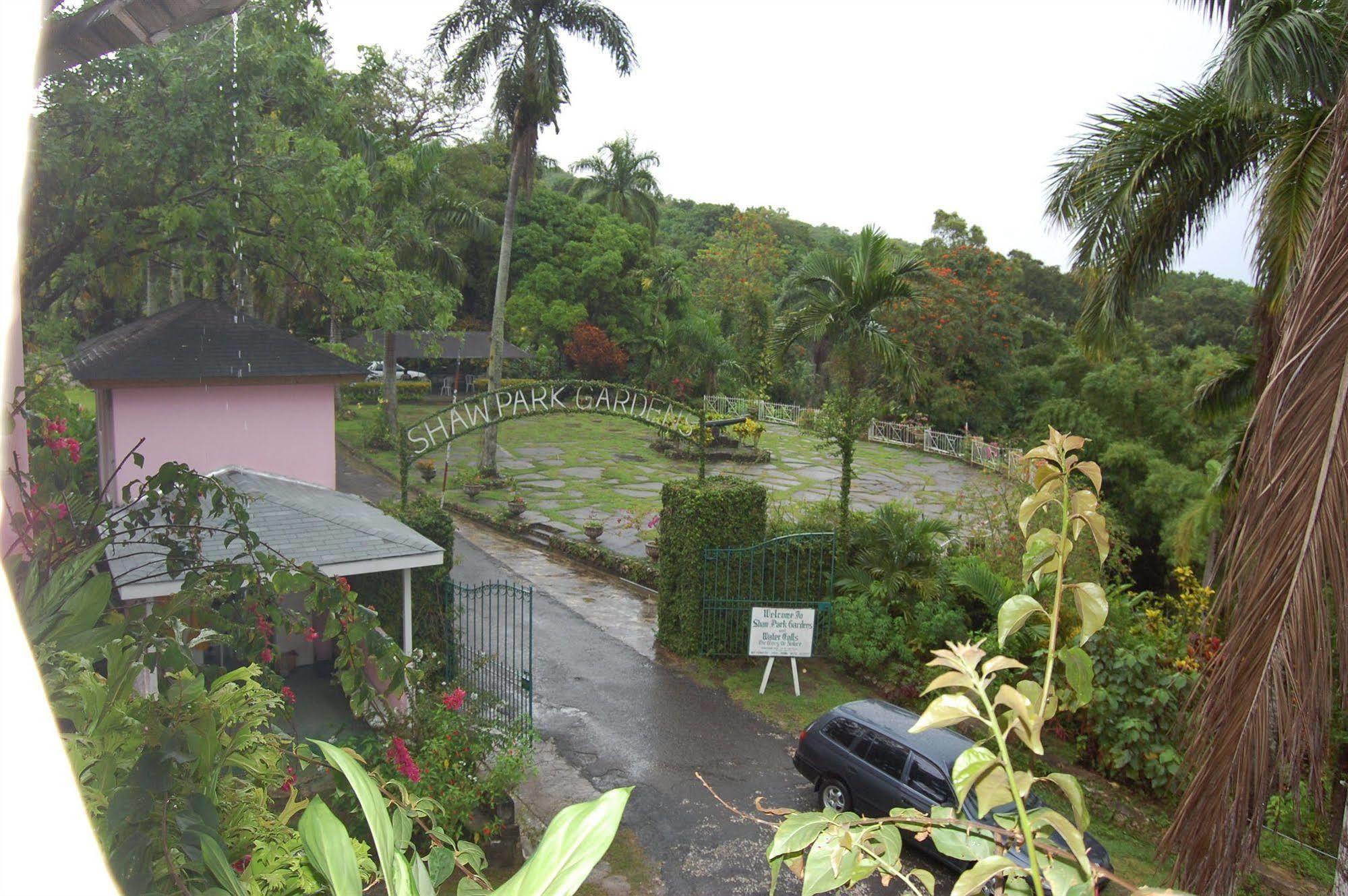 Hotel At Shaw Park Gardens & Waterfalls 2*