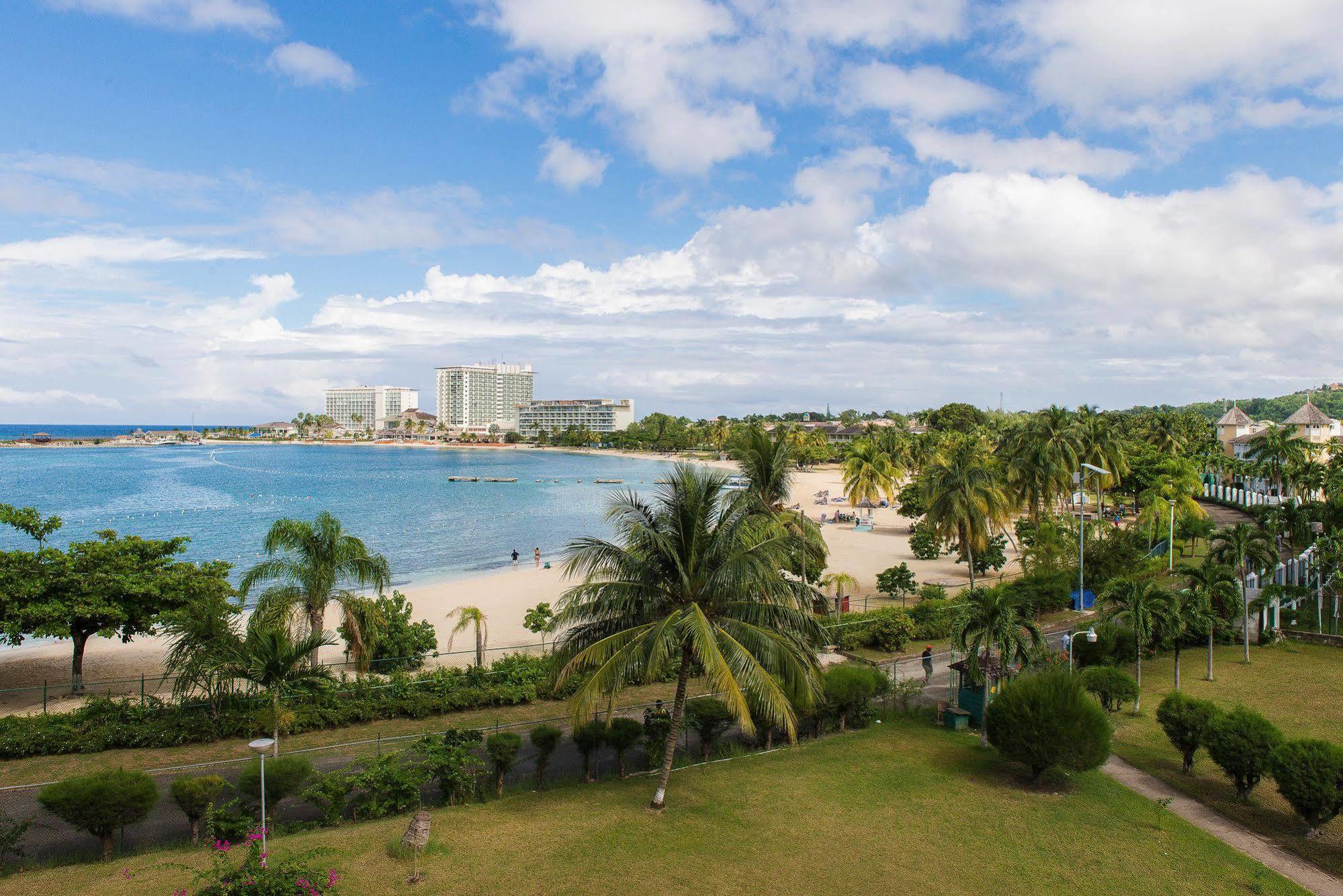 Dolphin Beach Apartment