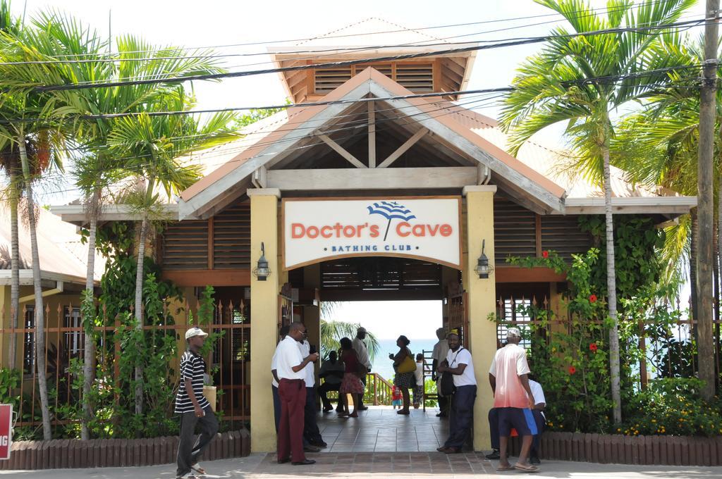 Hotel Doctors Cave 3*
