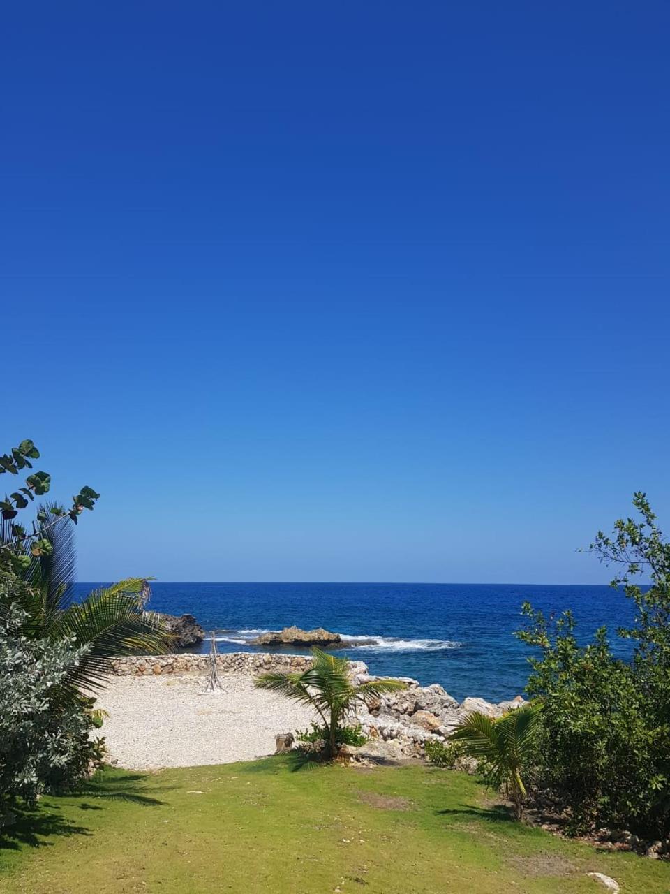 Forever Inn Robins Bay
