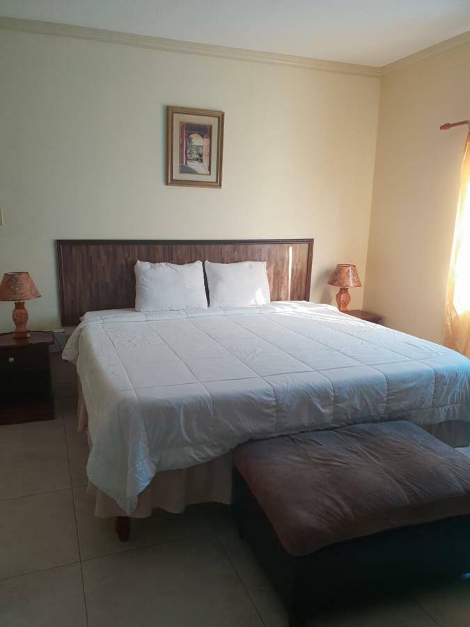 Paradise Place 2 2* Kingston