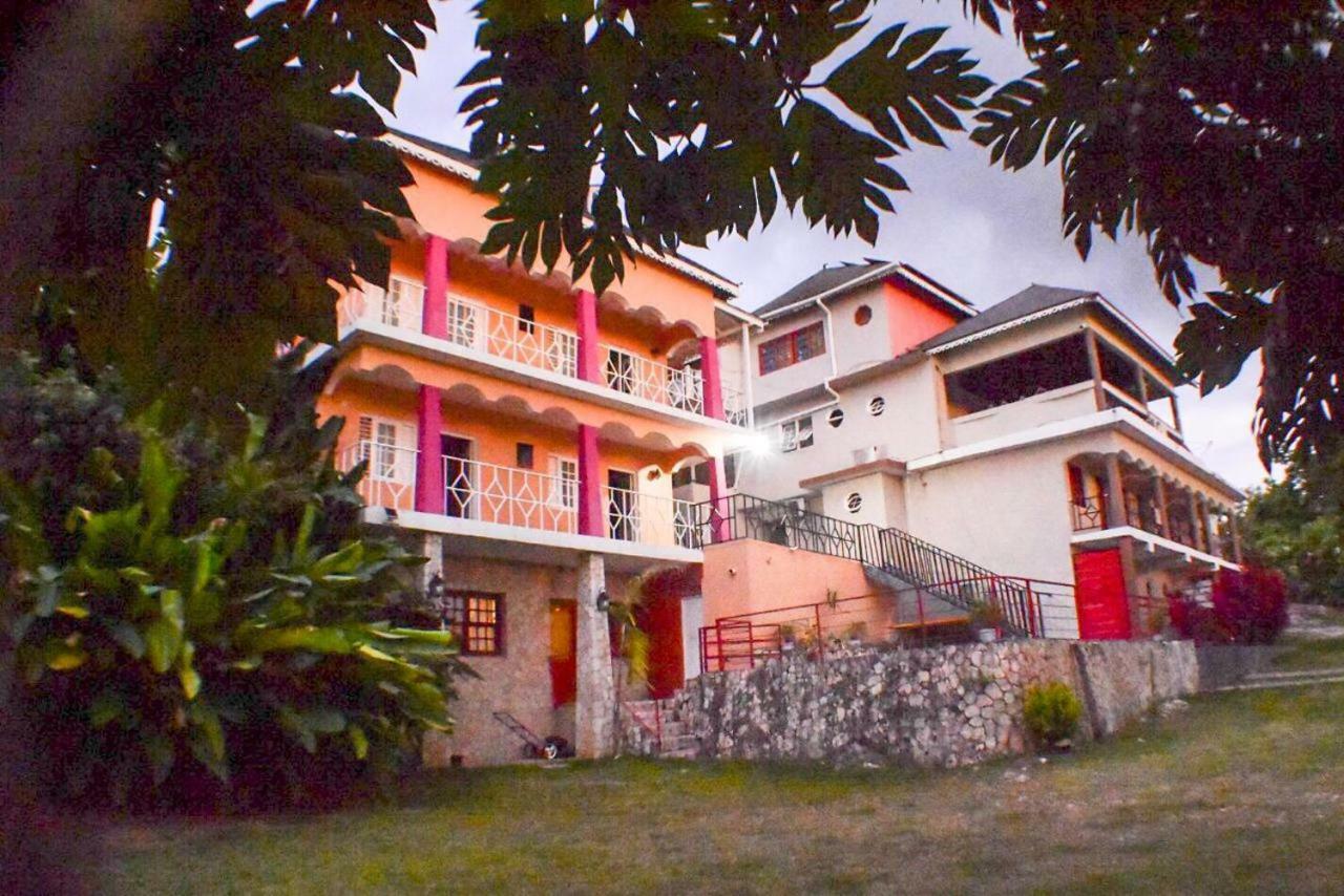 Boutique At Stone Village Bed & Breakfast Bluefields