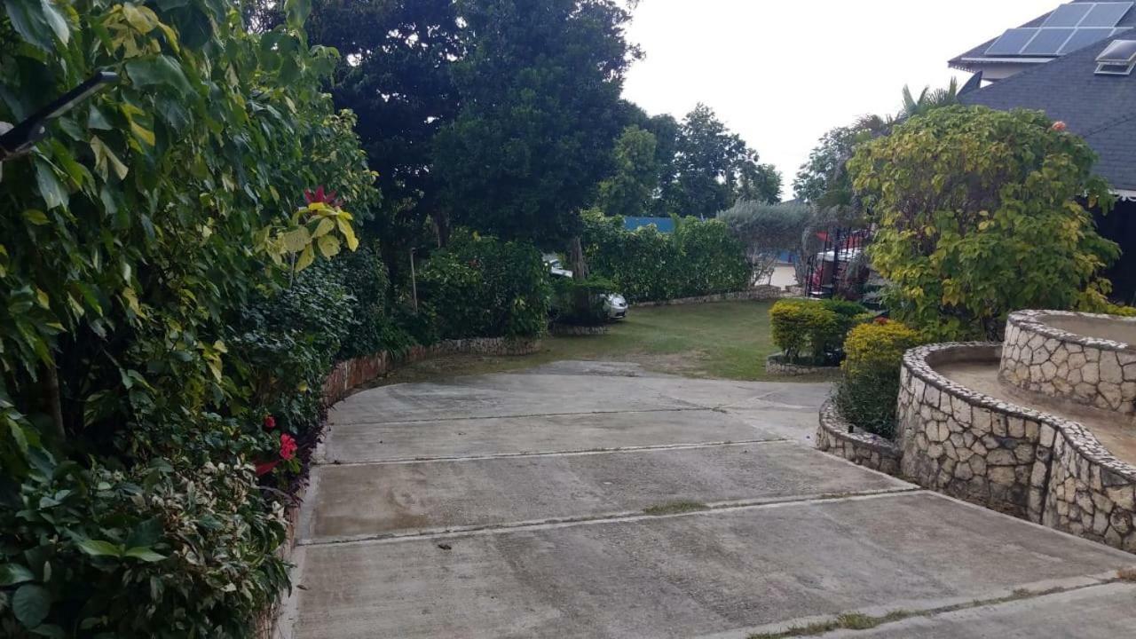 Boutique At Stone Village Bed & Breakfast Bluefields