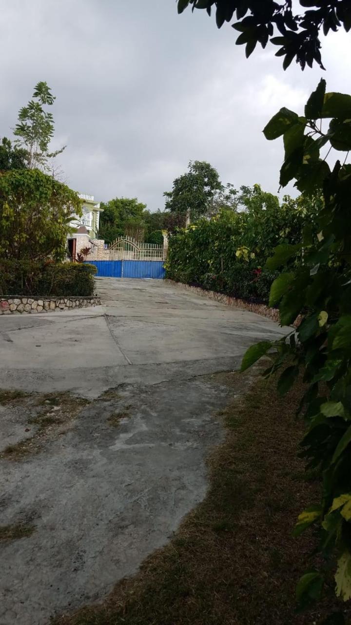 Boutique At Stone Village * Bluefields