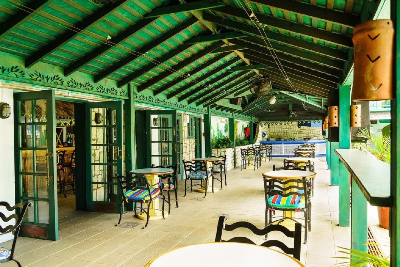 Doctors Cave Hotel 3*